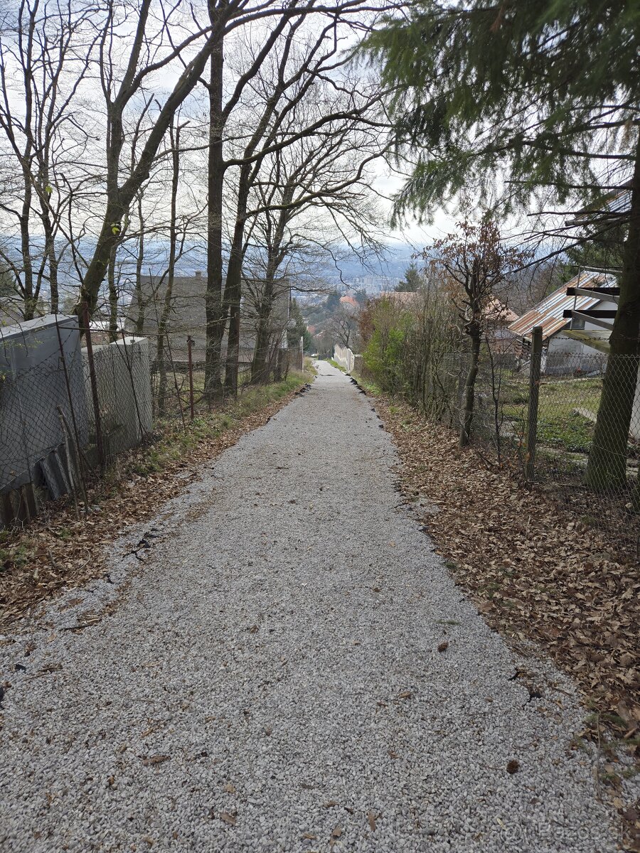 Lukratívny Pozemok 512m² s Murovanou Chatou v Rači pod Lesom - 20