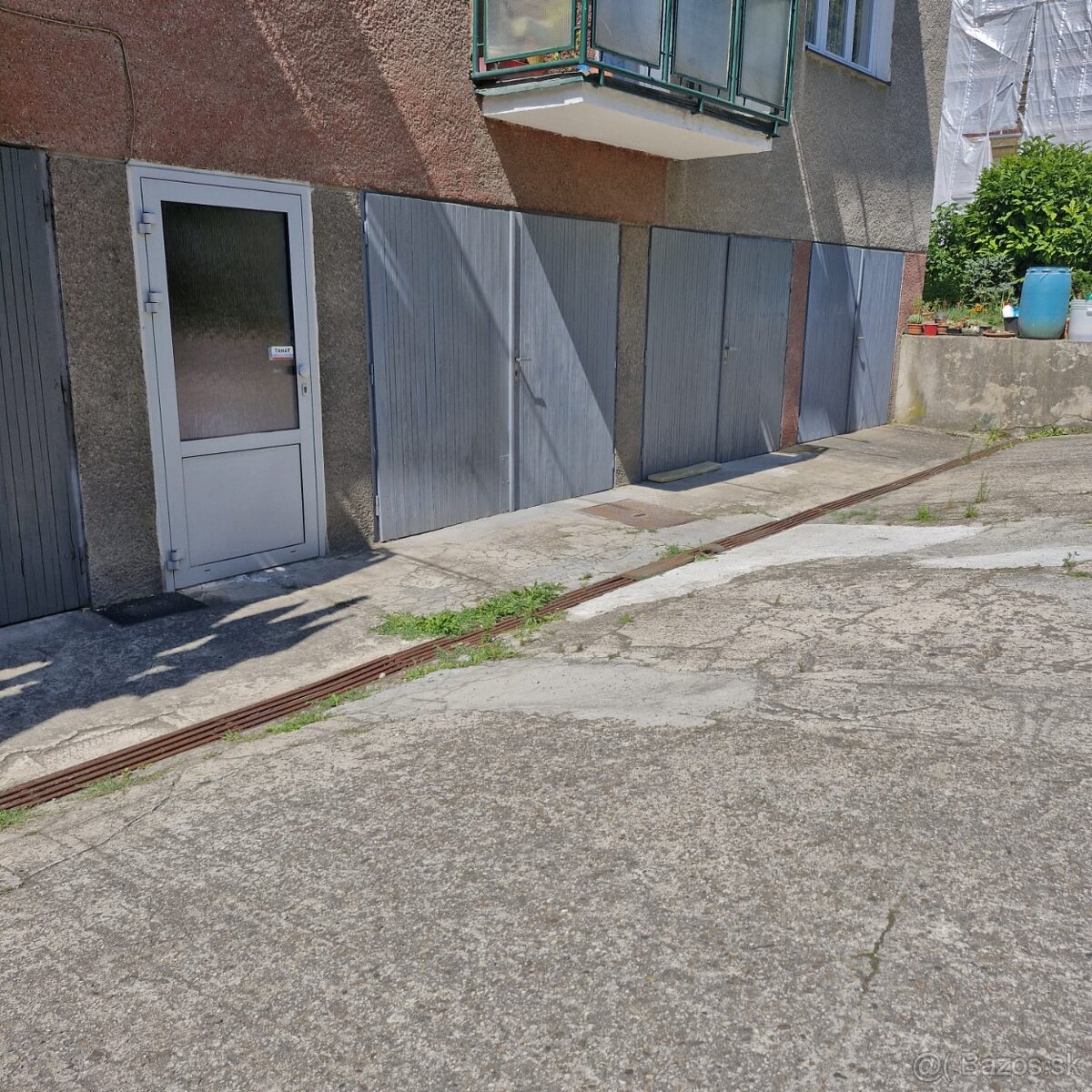 Predáme 3-izbový byt s balkónom, garážou a záhradkou v P.B. - 20