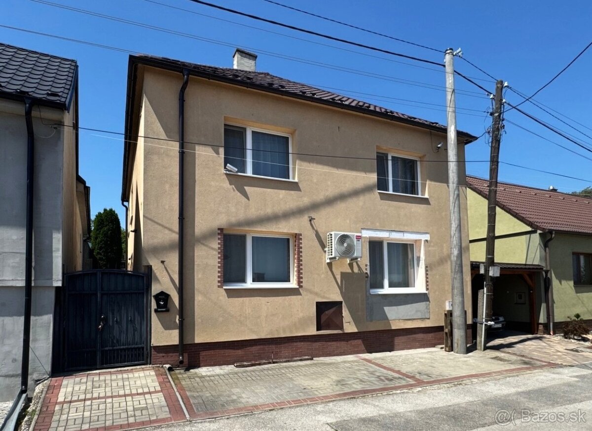 Veľký RD s bazénom v obci Petrova Ves - 2 samostatné bývania - 20