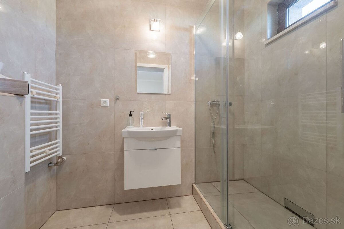 KOMÁROVCE - 4 IZBOVÝ RD 360 M2 SO SAUNOU, POZEMOK 3.629 M2 - 20