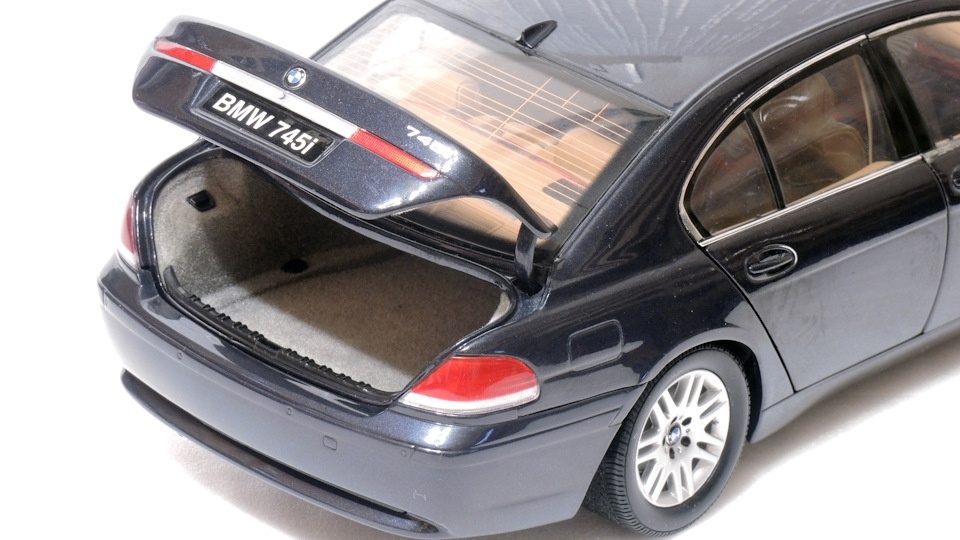 Predám model BMW 745i, e65, mierka 1:18, zn. KYOSHO. - 20