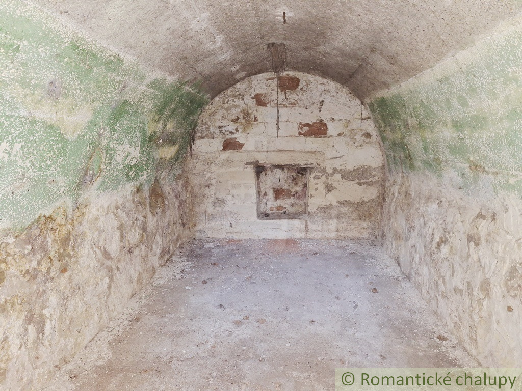 Rovinatý pozemok s pozostatkami domu v podunajskej obci Kr - 20