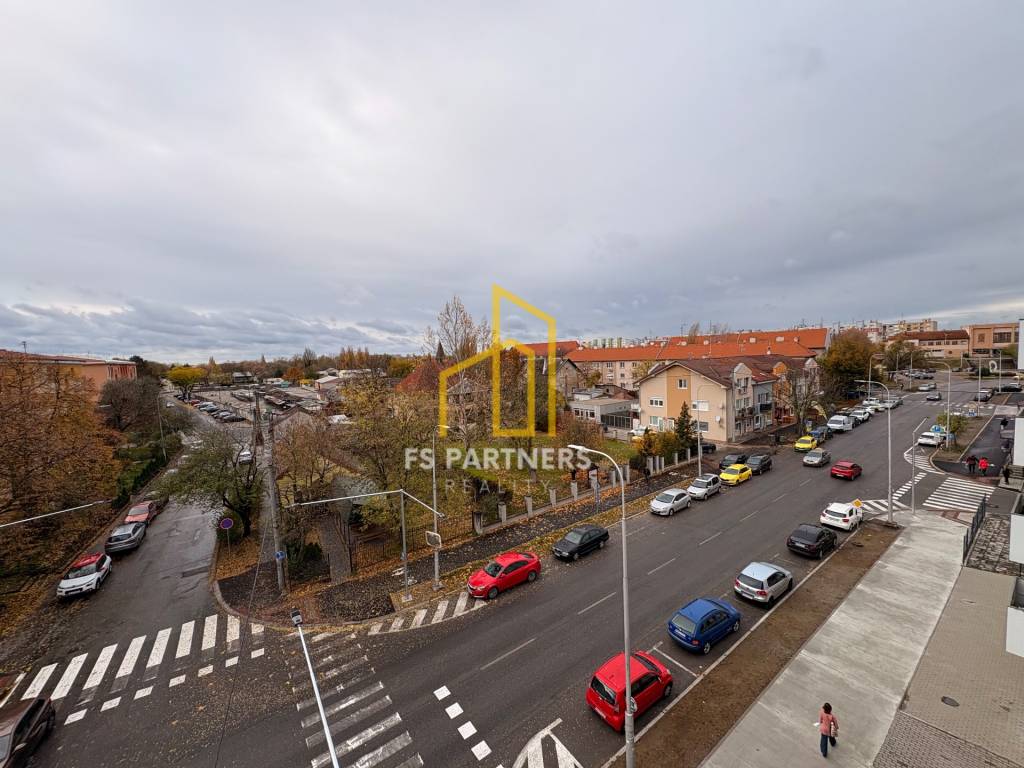 Predaj priestranného 5-izbového bytu v centre Komárna – Pető - 20