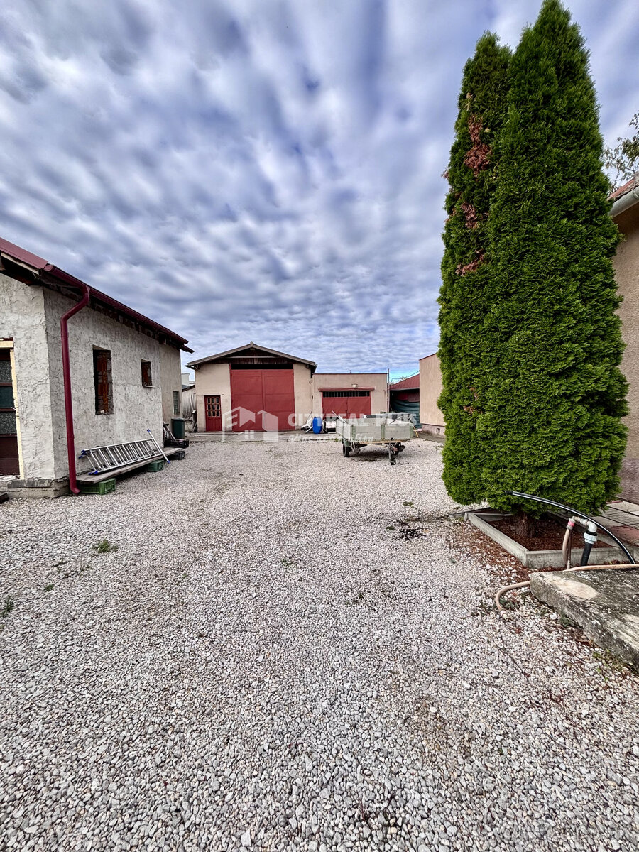 Ponúkame Vám na predaj rodinný dom s veľkým pozemkom v meste - 20