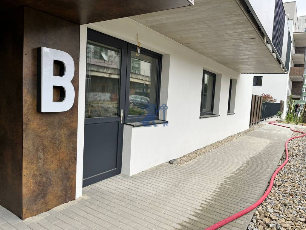 Prenájom obchodných / kancelárskych priestorov s terasou - R - 20