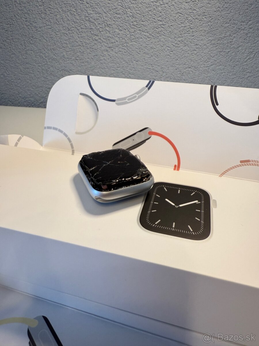 Apple Watch 5 -42mm + Nabíjací Adaptér - 20