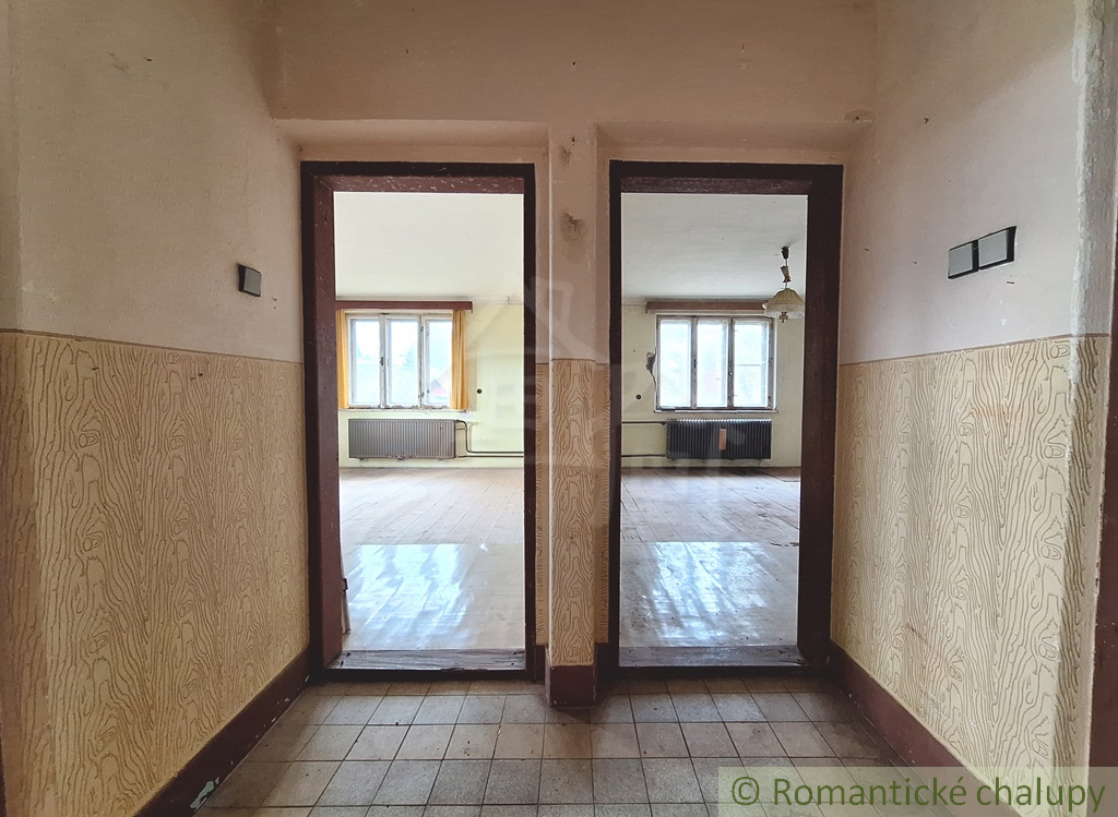 Dom v pôvodnom stave na krásnom pozemku (2130m2) v malej d - 20