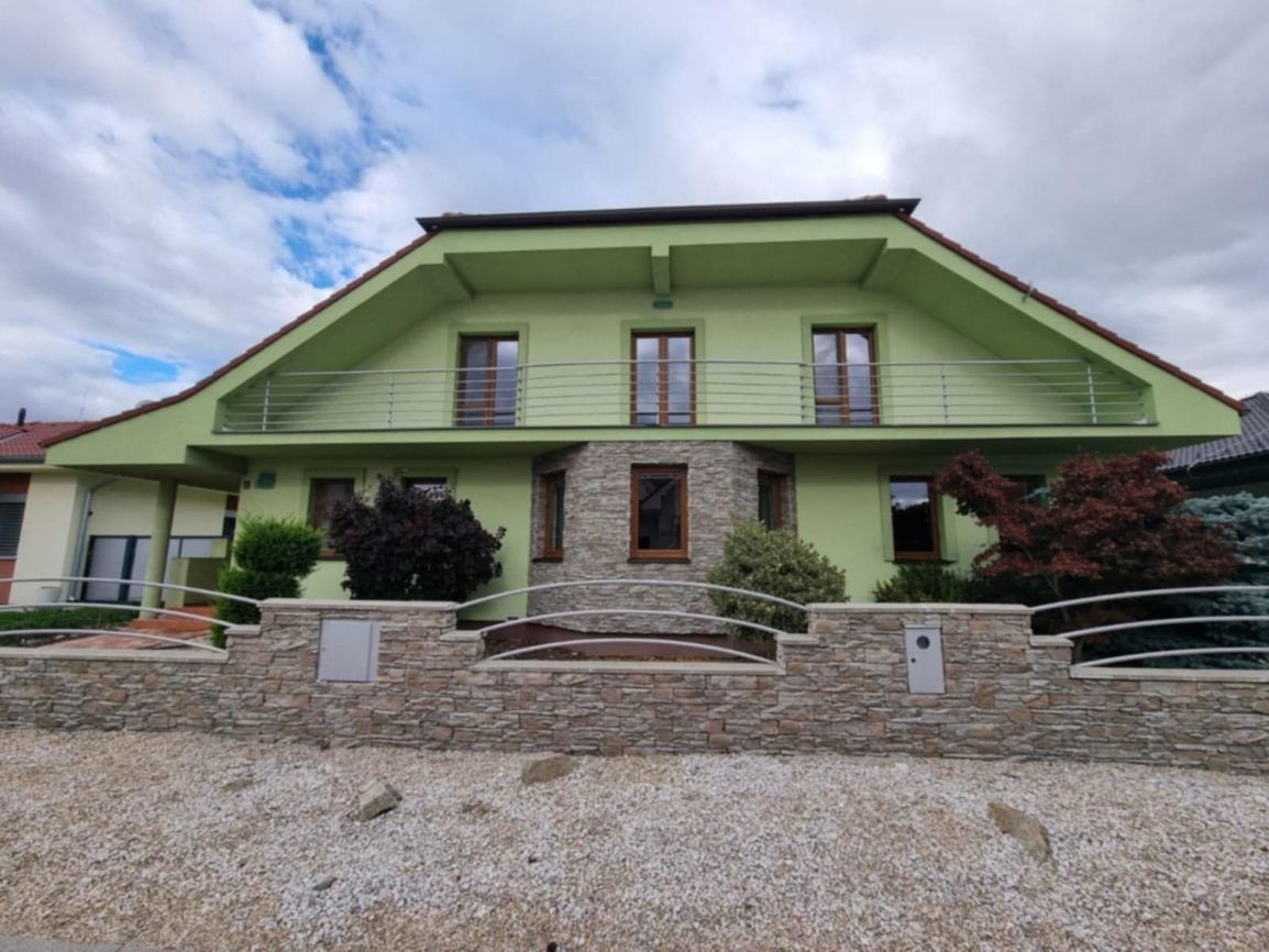 Ponúkame na predaj priestranný, viacgeneračný rodinný dom v - 20