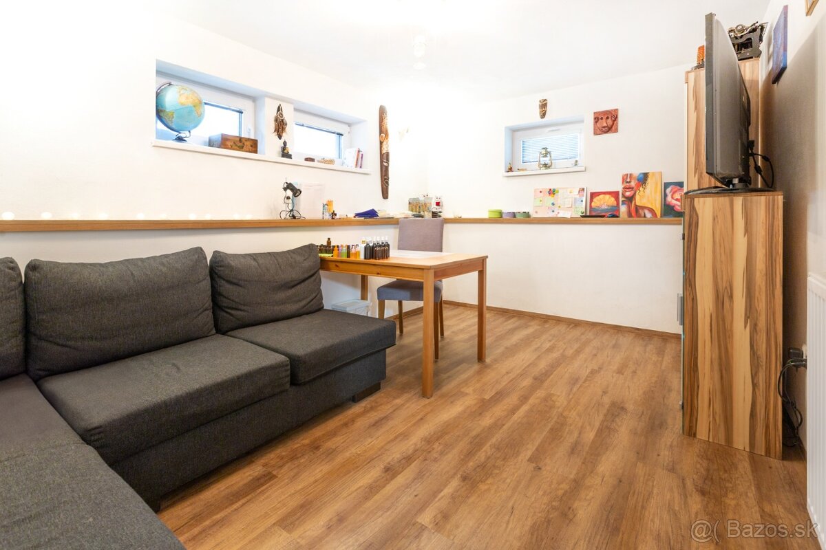 Kvalitne zrekonštruovaný dom vo Veľkých Kostoľanoch - 20