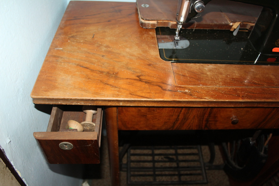 šicí stroj,skrina, knihovnička,sedačka. - 20