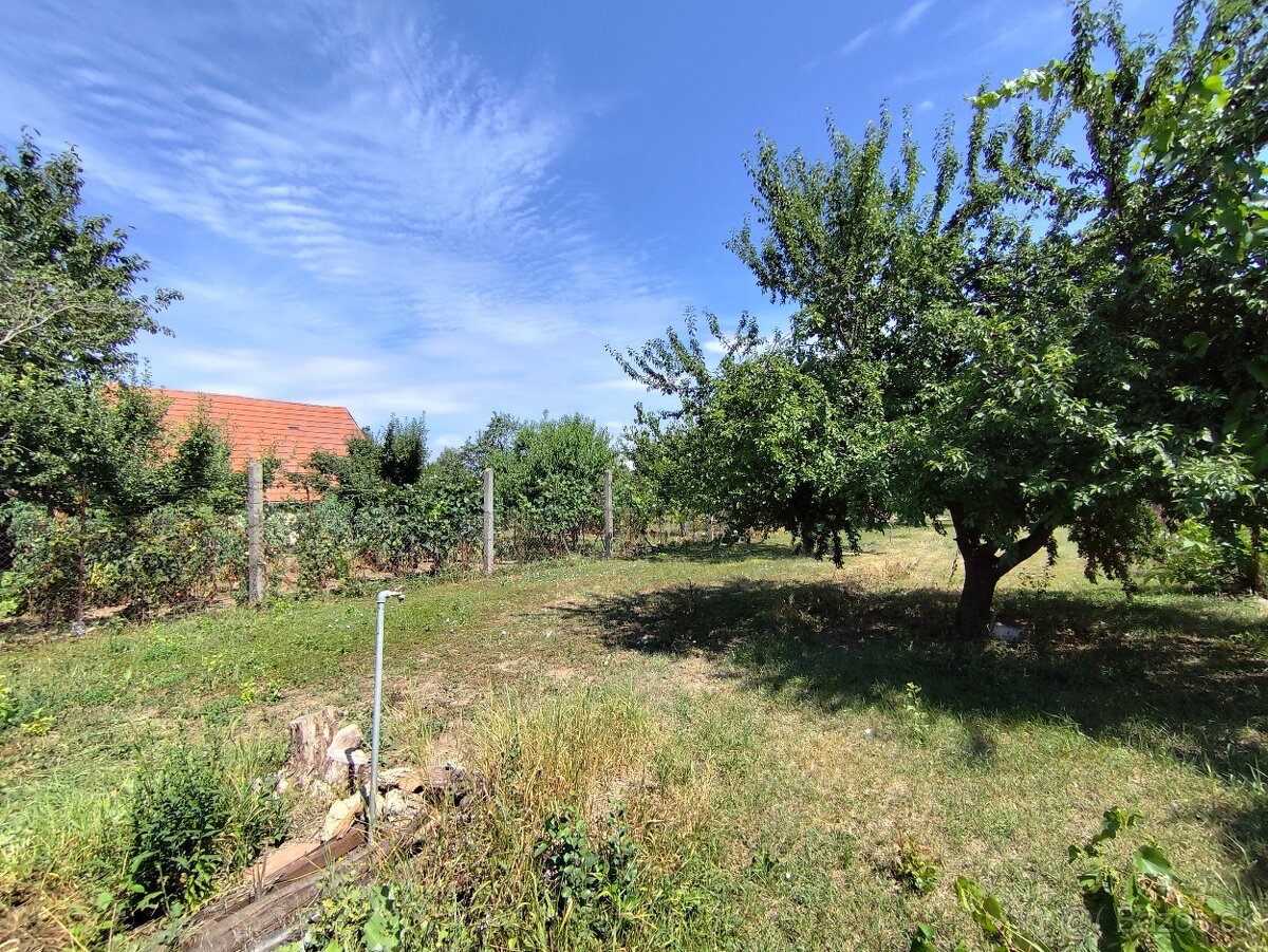 RD v HLOHOVCI - tichá lokalita, rovinatý, oplotený pozemok - 20