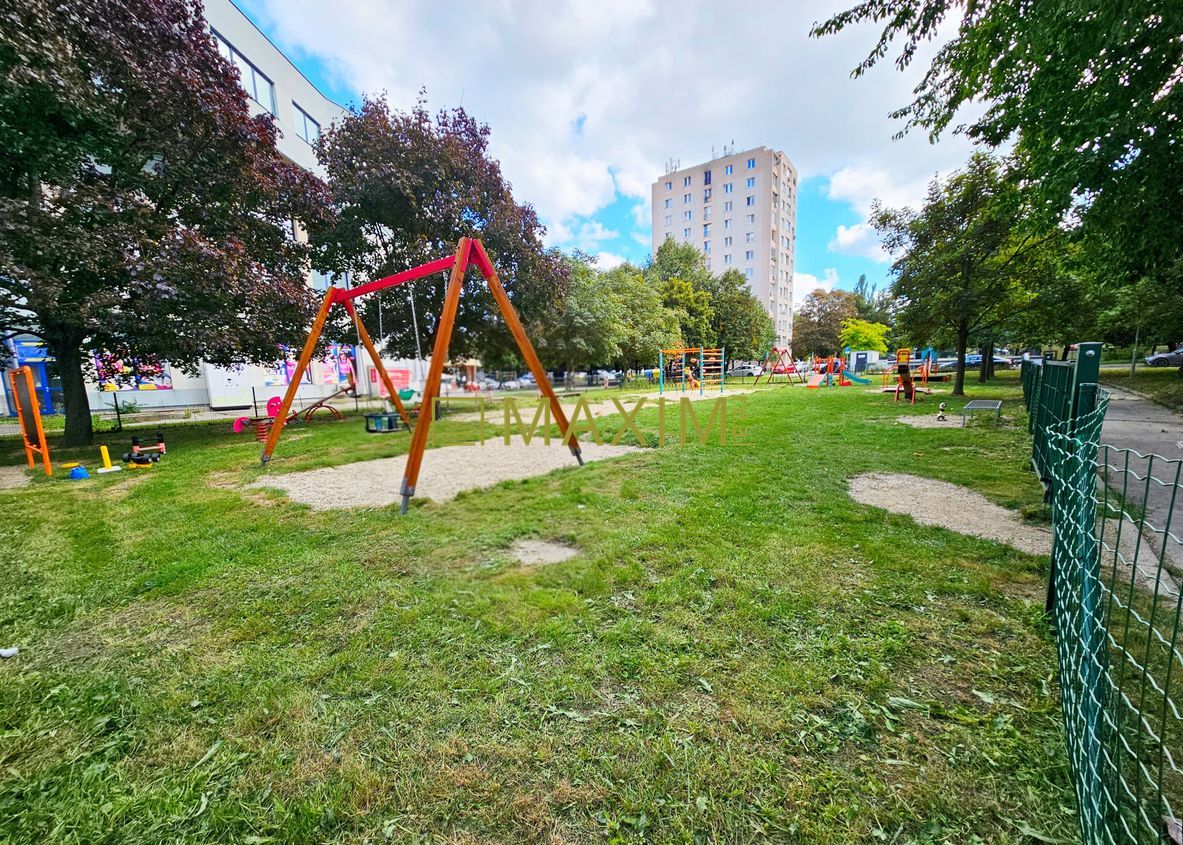 Ponúkame na predaj priestranný 2-izbový byt na Martinčekovej - 20