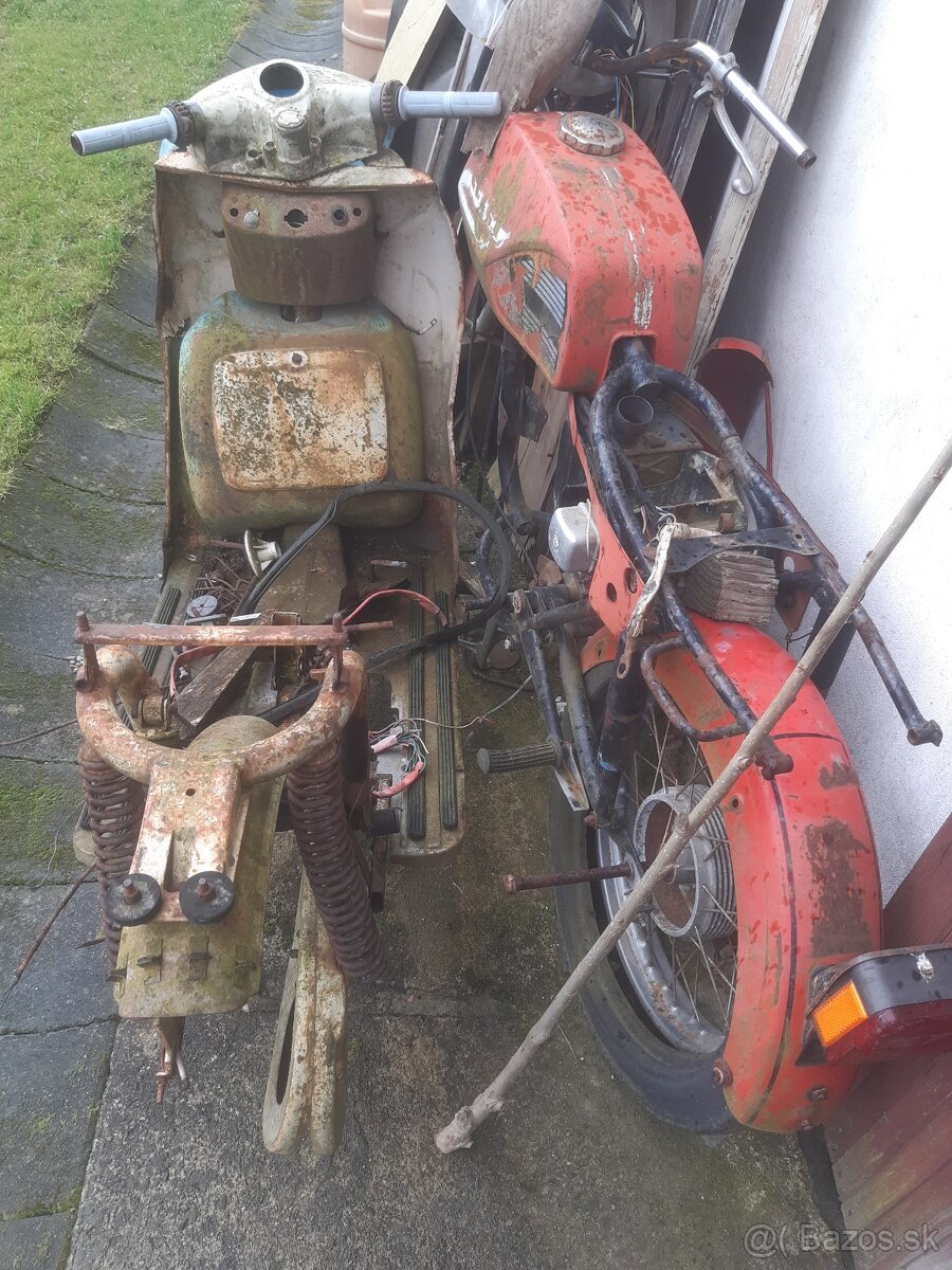 Rôzne stare motocykle nekompletné na ND - 20