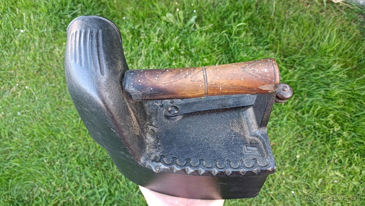 Stará orig. atypická žehlička s komínem. Zdobena - 20