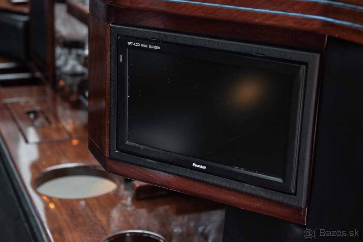 LINCOLN TOWN CAR LIMOUSINE - 20