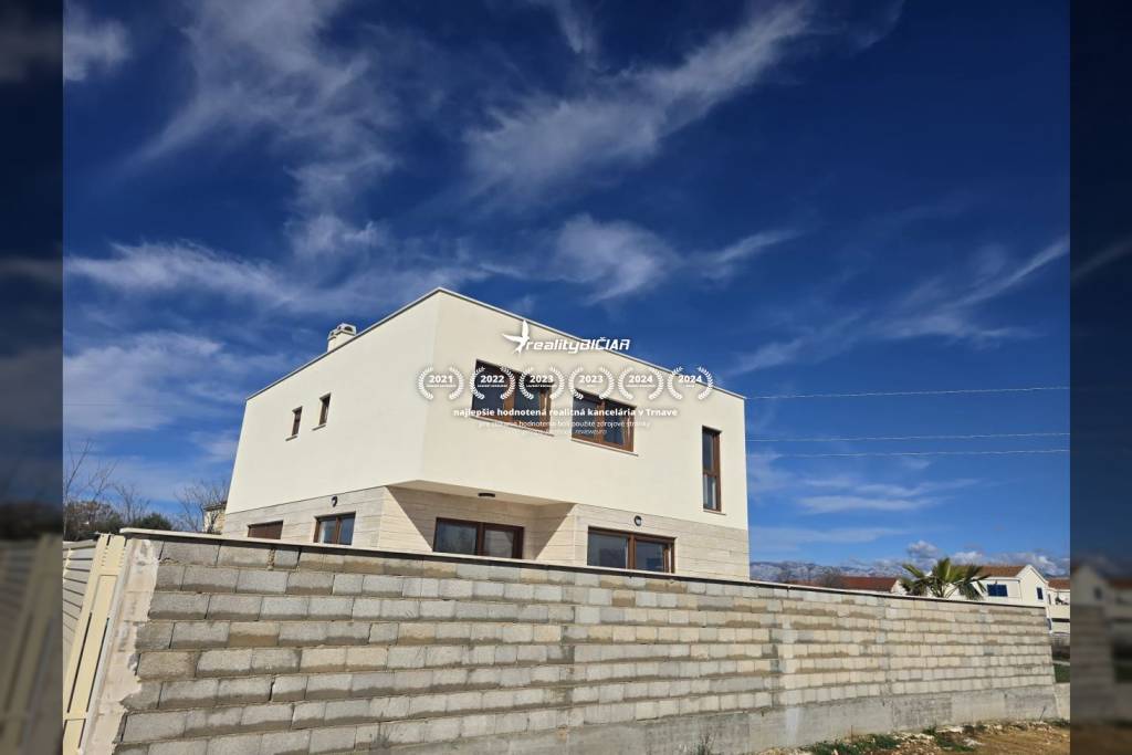 NIN - dvojdom s bazénom - 500 m od centra - 20