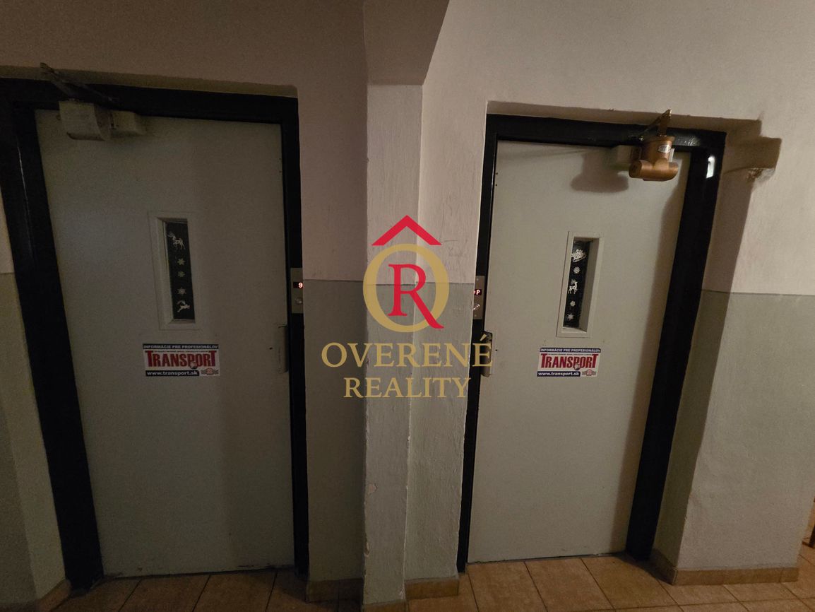 Na predaj veľký 3 izbový byt s komorou a 4 lodžiami v centre - 20