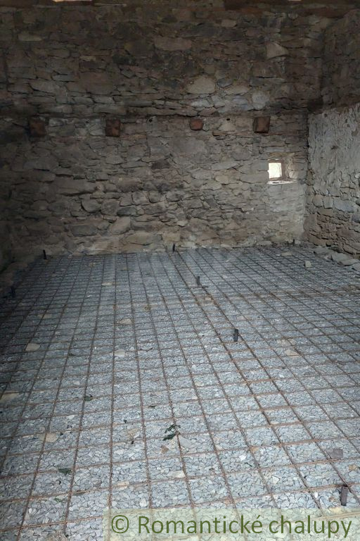 Kamenný domček pri Detve – rozpracovaná chalupa s veľkým p - 20