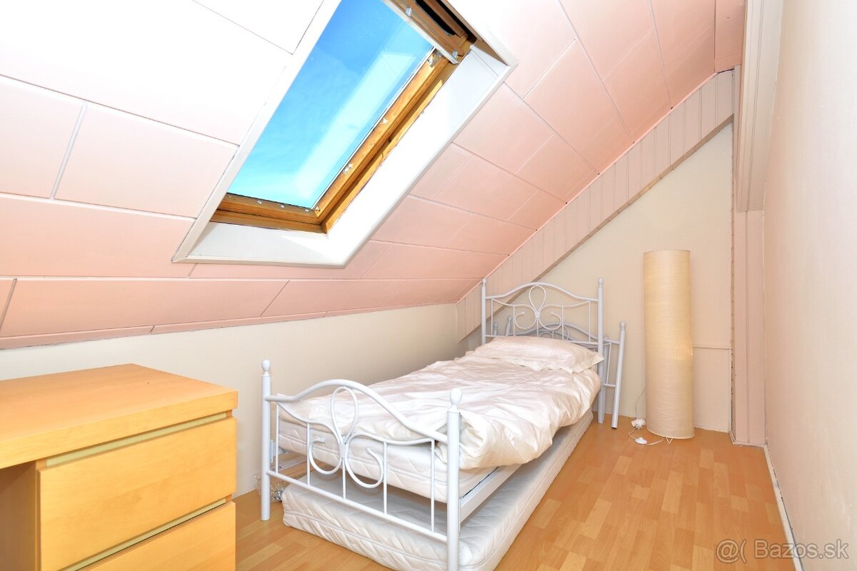 Rodinný dom s dvoma bytmi, 2 garáže, záhrada, bazén, DS - 20