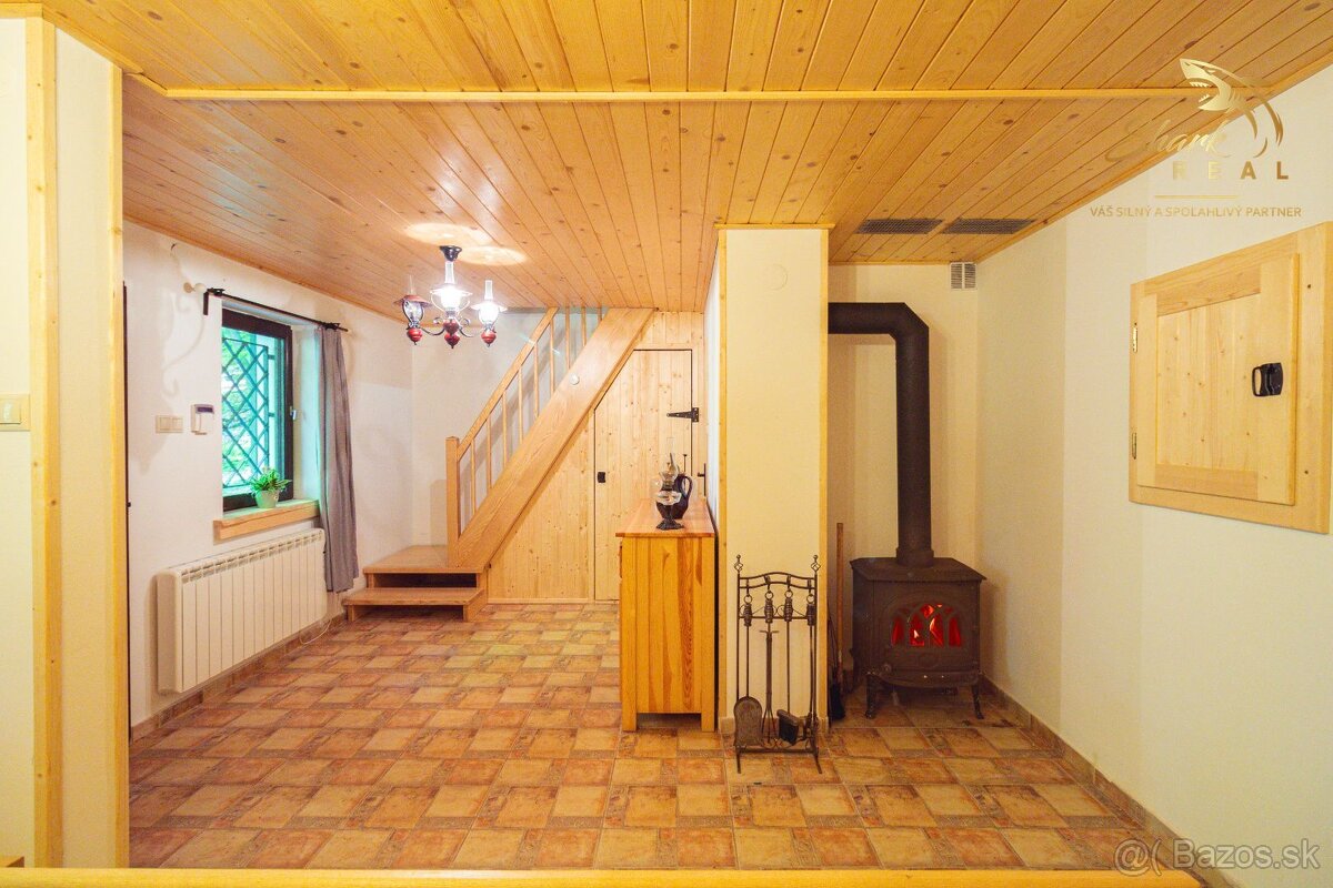 REZERVOVANÉ Čarovná chata uprostred prírody s tečúcim poto - 20