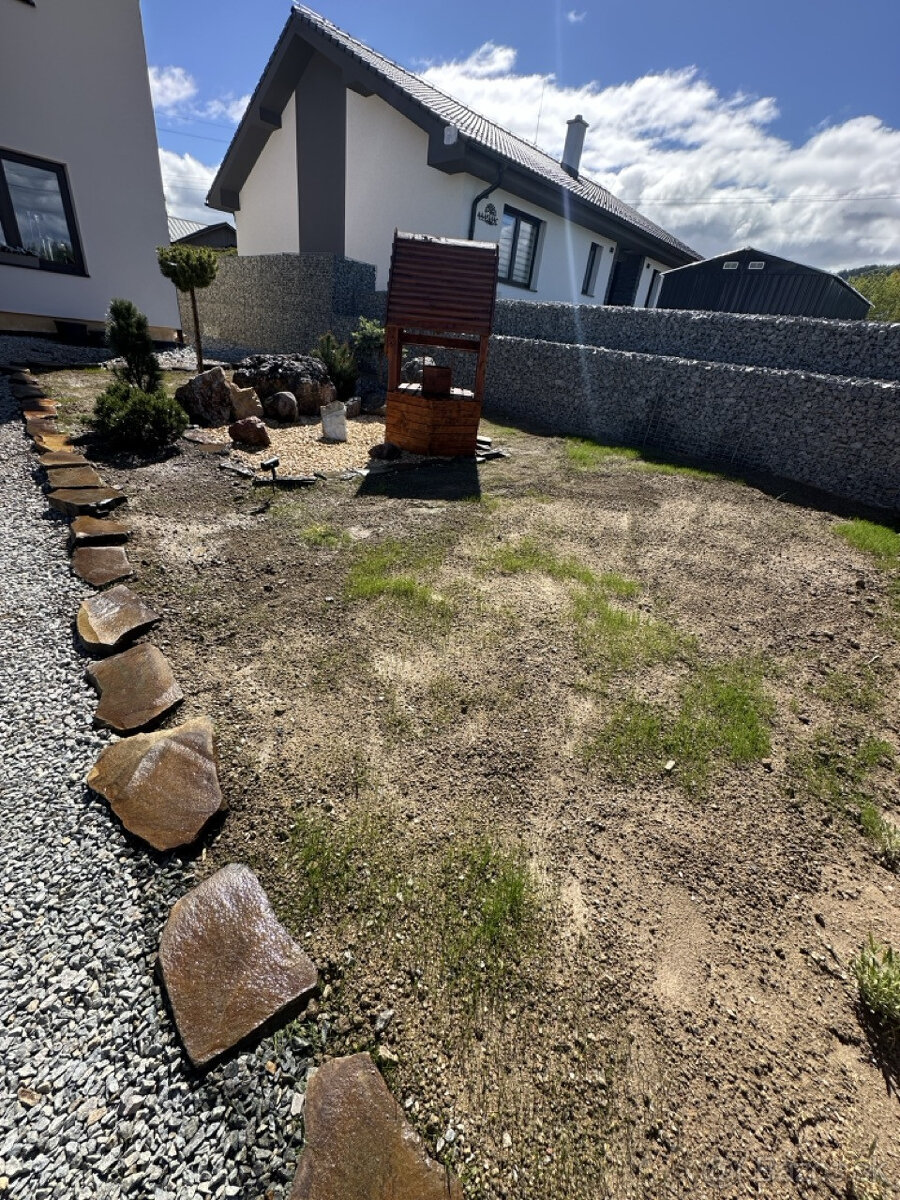 Skolaudovaná novostavba, nová terasa, nový plot nová skalka - 20