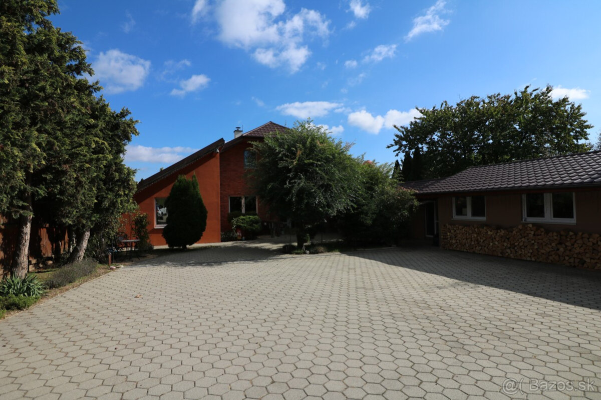 PREDAJ RODINNÝ DOM S BAZÉNOM A PRIESTOROM NA PODNIKANIE - 20