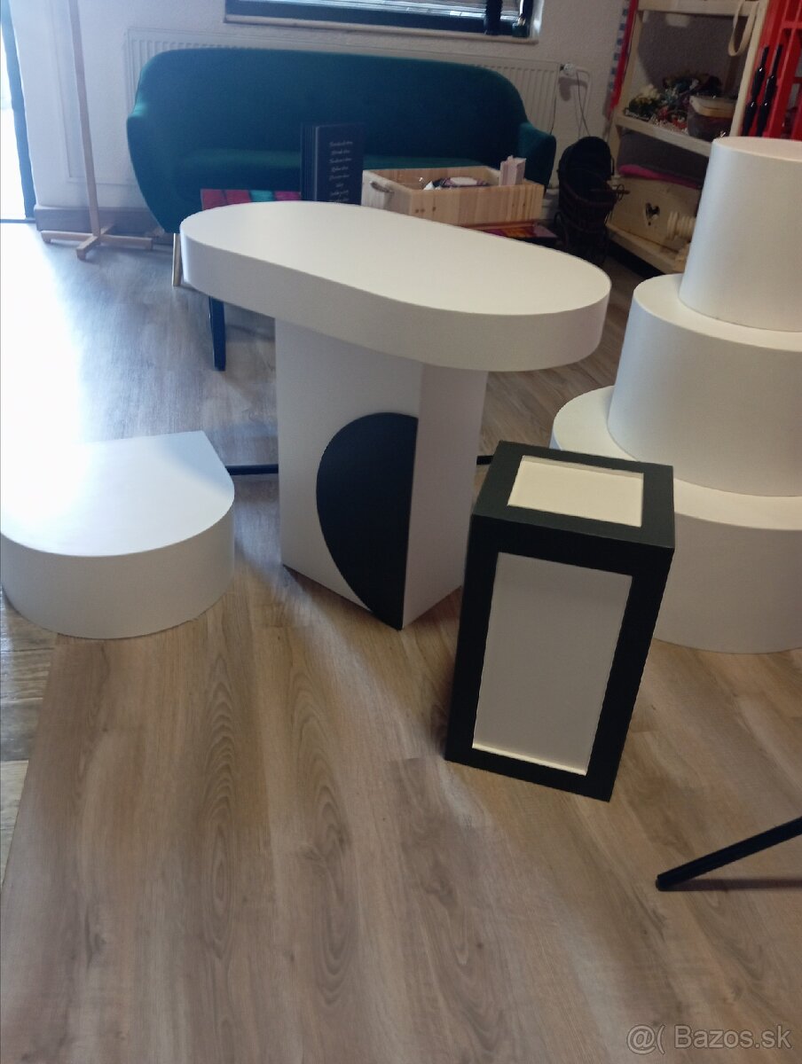 Drevené rekvizity, paravany a pódia.
- 20