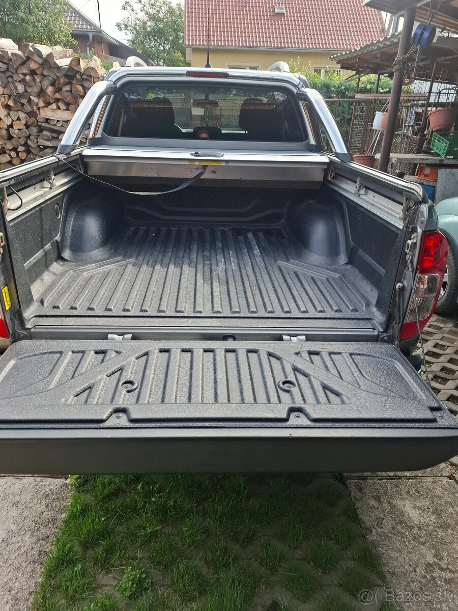 Nissan Navara NP300 Tekna Double Cab 2.3 dCi 190 7 A/T - - 20