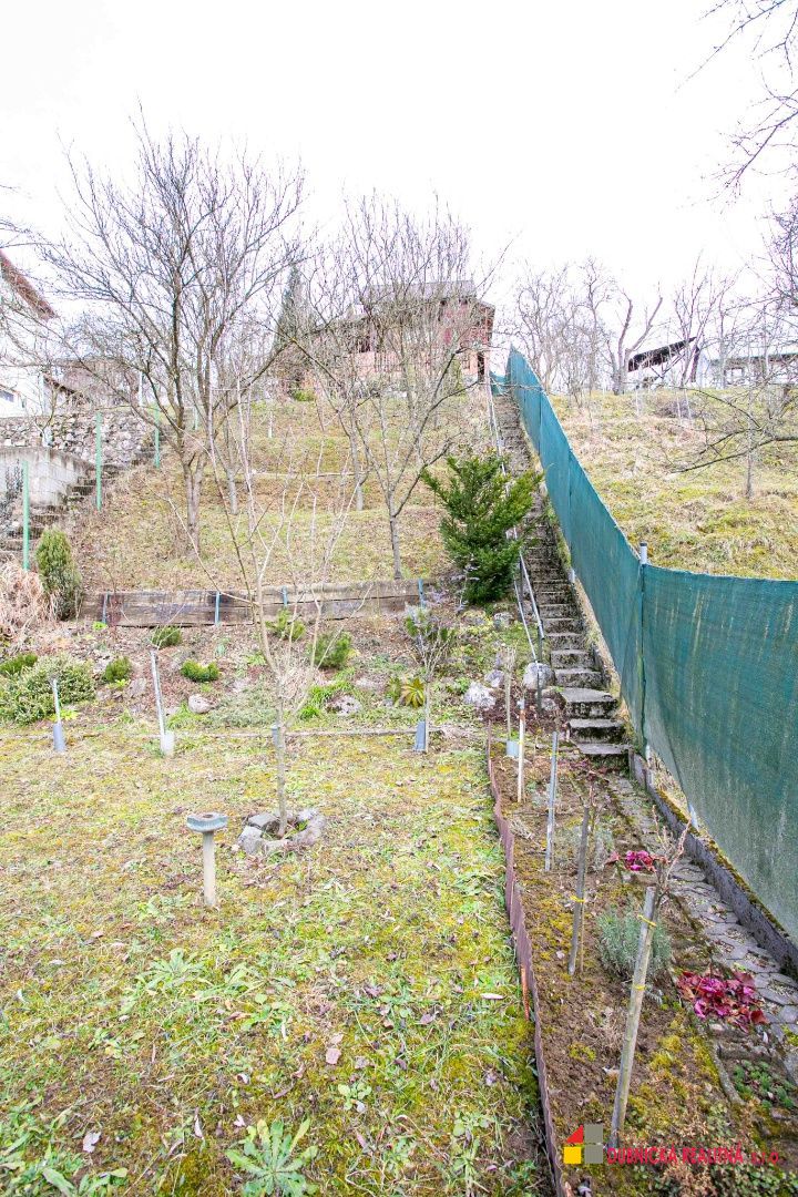 Na predaj záhradná chatka v retro štýle s upravenou záhradou - 20