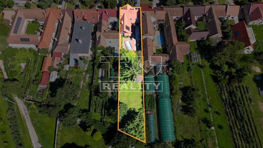 REZERVOVANÉ Rodinný dom s bazénom, saunou a dvoma... - 20