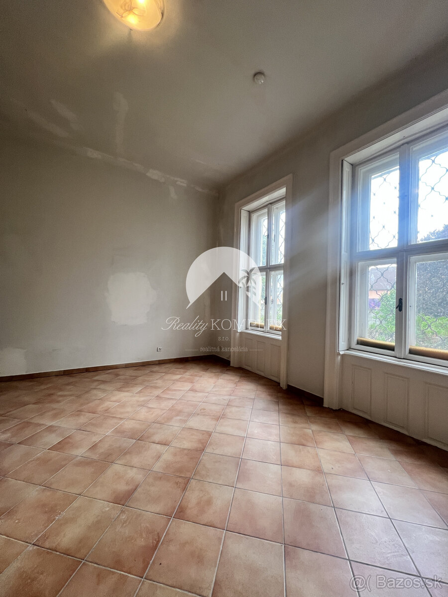 Starší rodinný dom s veľkým pozemkom na výnimočnom mieste v - 20