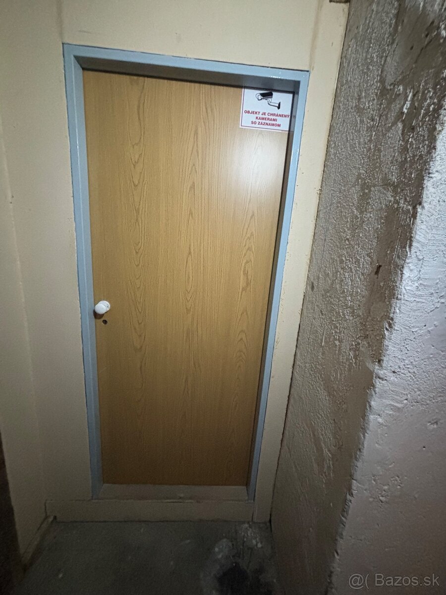 Predám kompletne zariadený 2-izbový byt  na starom sídlisku. - 20