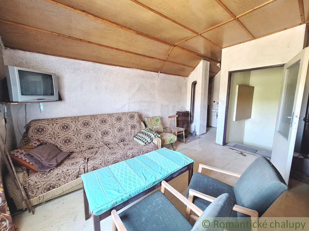 Poschodová chatka s vinohradom v malebnej dedinke Modrany - 20