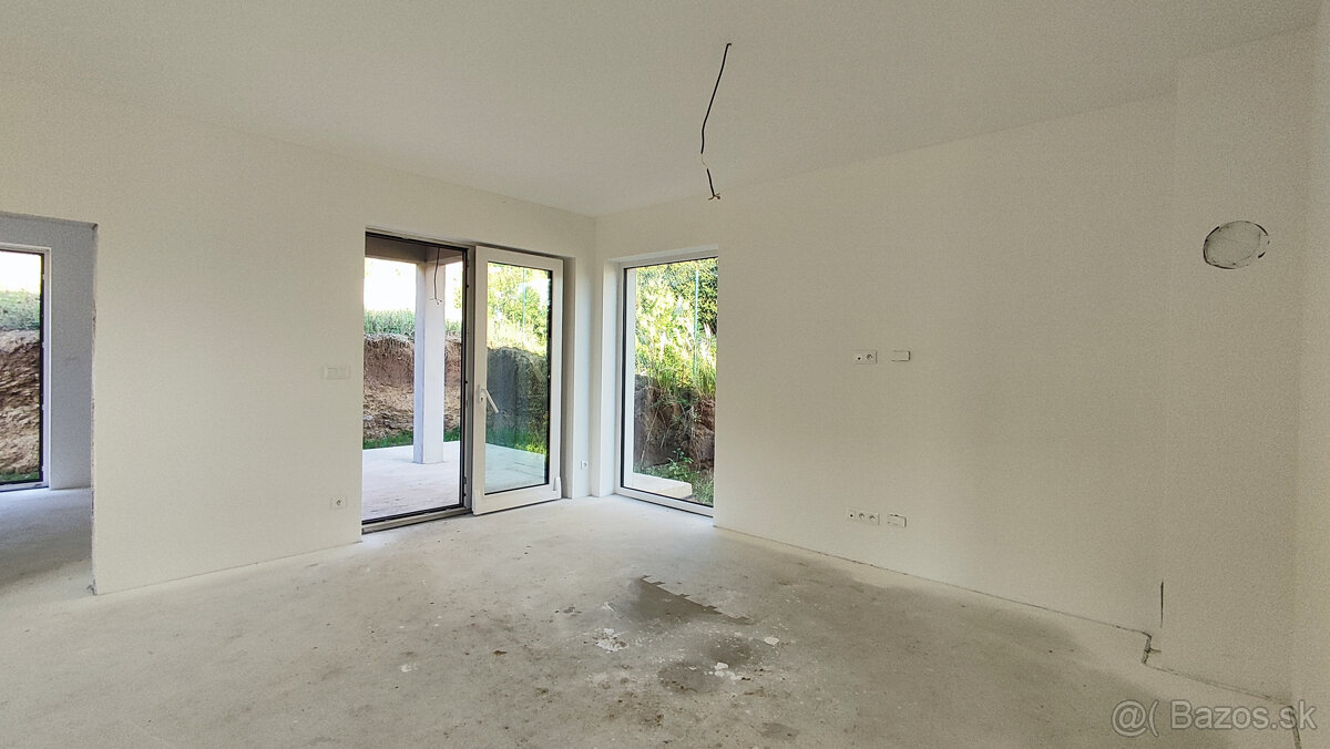 4 izbový rodinný dom obklopený zeleňou, iba s 1 susedom a ná - 20