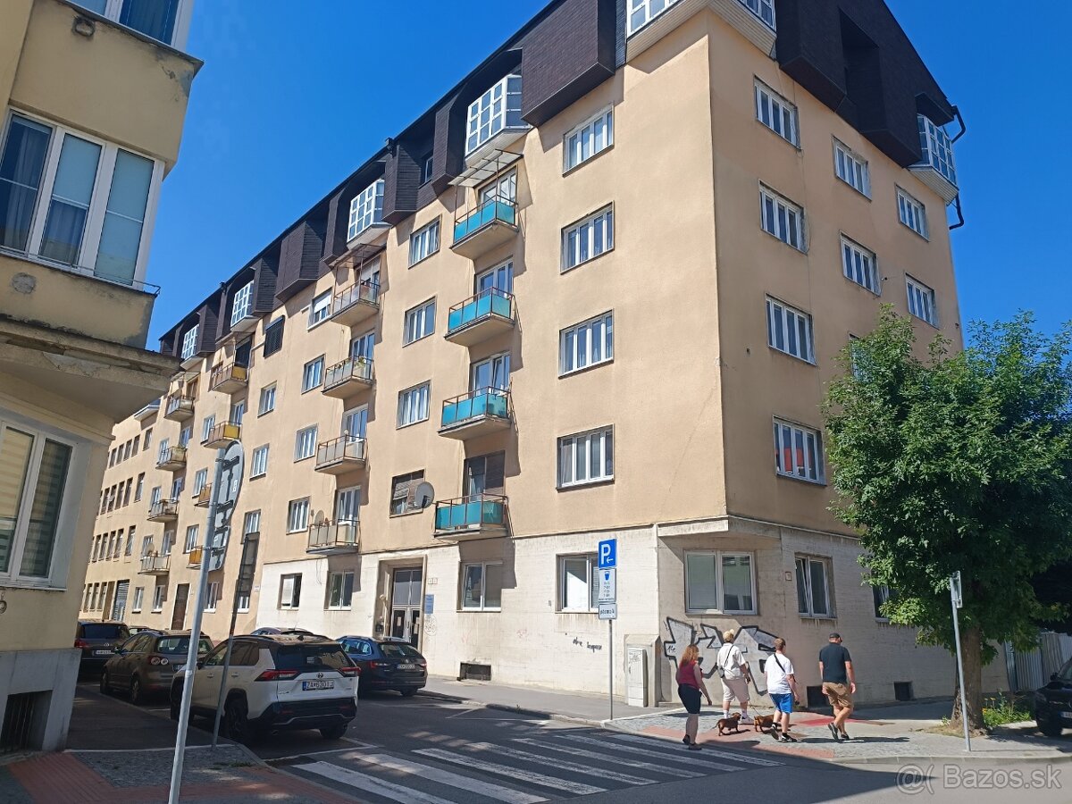 Exkluzívny 4-izbový byt v historickom srdci mesta - Žilina - 20