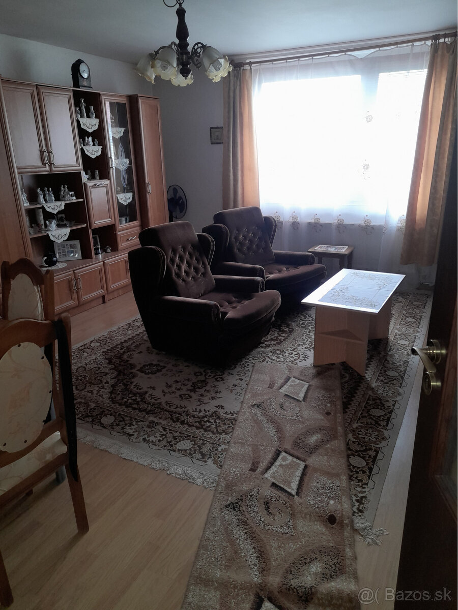 Znížená cena ::Predaj rodinného domu s veľkým pozemkom – kom - 20