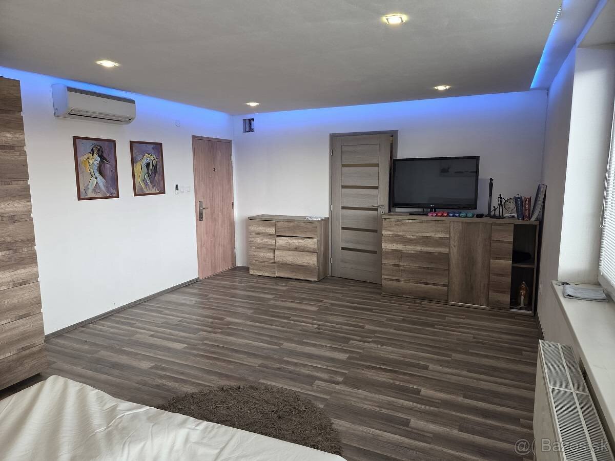 RealityKolesár prenajíma sklad393m2kanc130m2 Textilná Jazero - 20