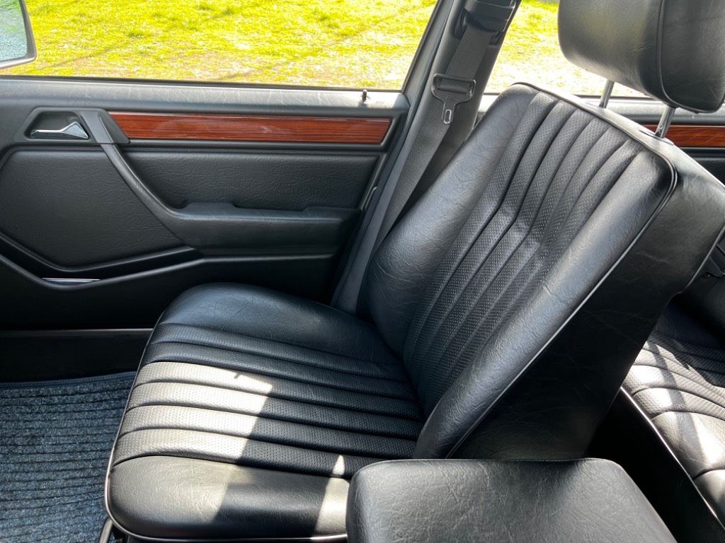 Mercedes-Benz 200 124E - 20