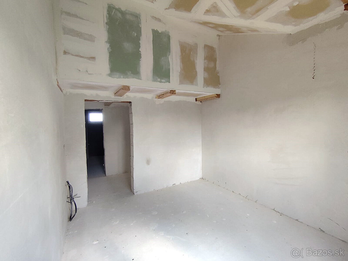 Rozostavaný 4 izbový rodinný dom na veľkorysom pozemku 1050 - 20