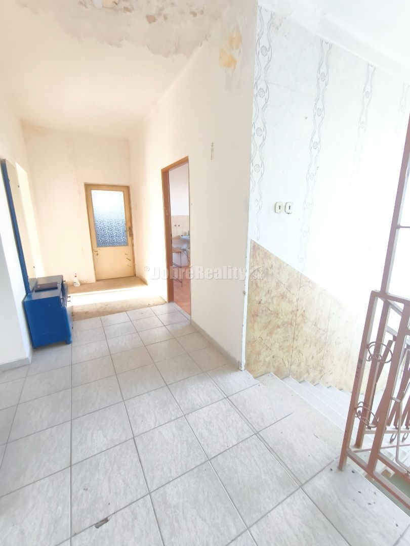 Priestranný ,slnečný rodinný dom v pôvodnom stave , vhodný n - 20