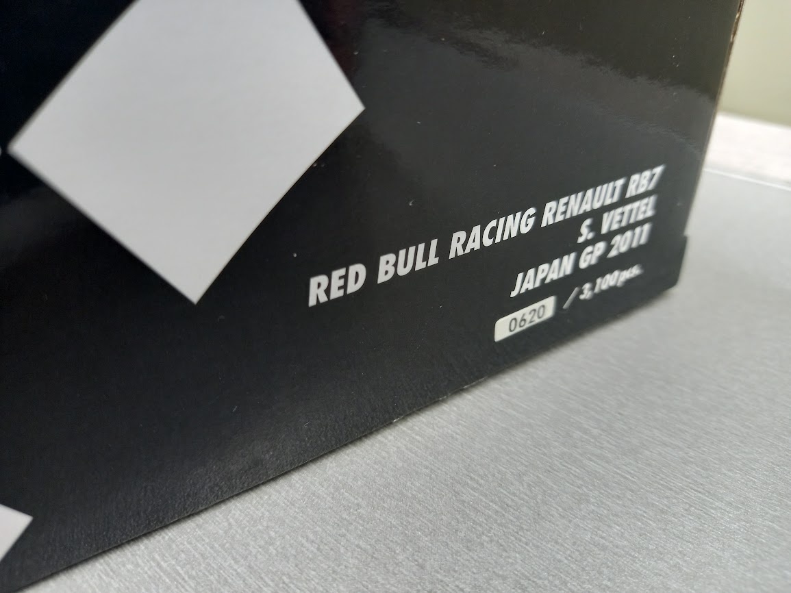 2X F1 RED BULL RB7 A RB7 JAPAN 2011 VETTEL MINICHAMPS 1:18 - 20