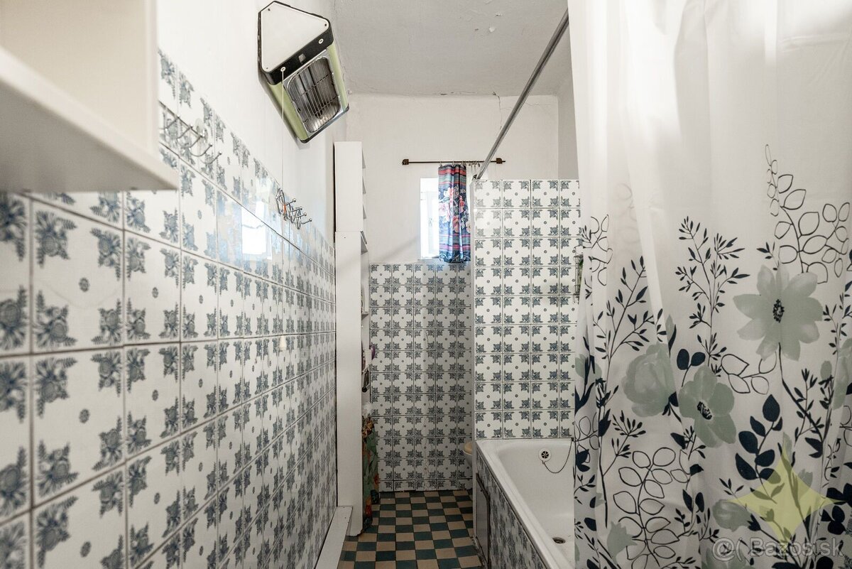 Zaujímavý, čiastočne zrekonštruovaný, rodinný dom v obci Buš - 20