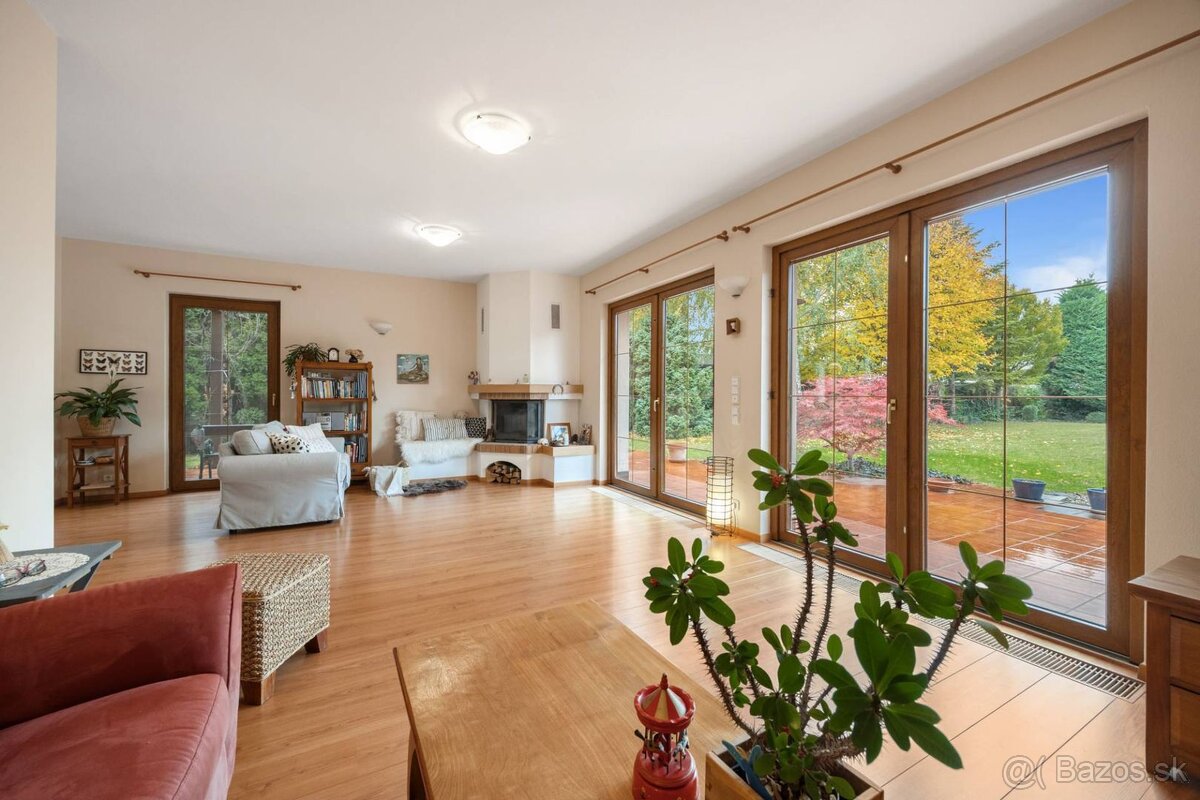 Priestranný 6-izbový rodinný dom s dvojgarážou a krásnou záh - 20