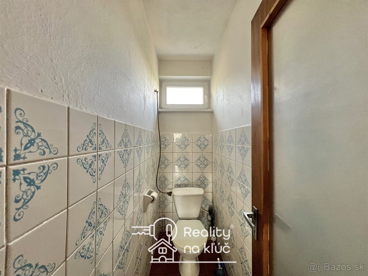Na predaj dvojgeneračný poschodový rodinný dom - Komjatice - 20