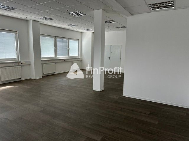 Na prenájom vykurovaný sklad s výmerou 8.600 m2 s administra - 20