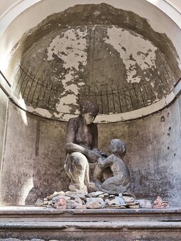 Obrie pieskovcové súsošie „Matka s dieťaťom” z obdobia prvej - 20