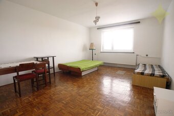 Priestranný rodinný dom v tichej ulici obce Chrastince, okre - 20