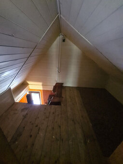 Zaujímavá pekná priestranná murovaná chata v prírode - 20