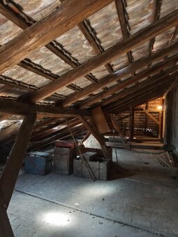 NA predaj rodinný dom v úplnom centre mesta LEvice - 20