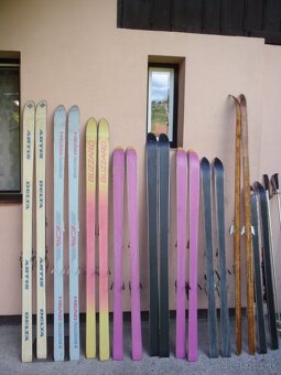 Lyžařská výbava - 9 párů lyží, hůlky, boty - 20